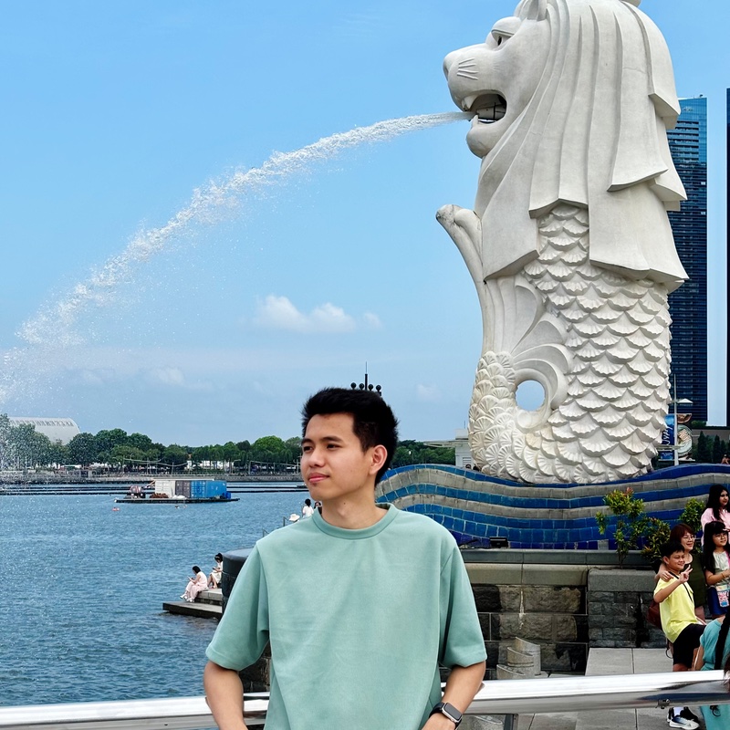 Wai Phyo Maung (Shiro) at the Merlion, Singapore